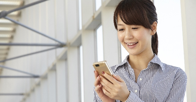 スマホを見る